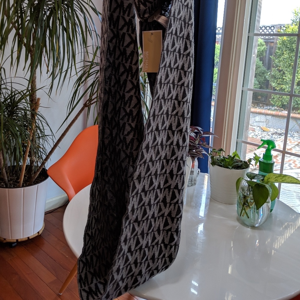 Michael kors logo circle scarf